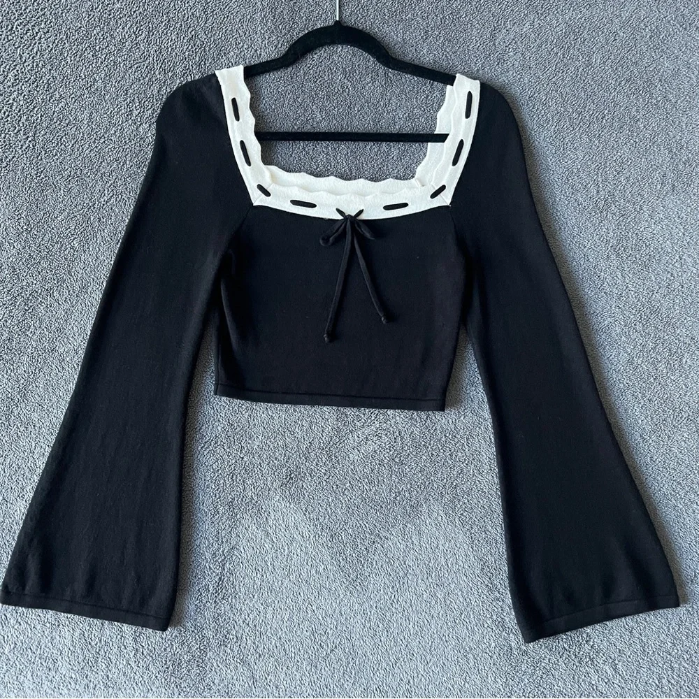 ✨Chic Black and White Women's Crop Top